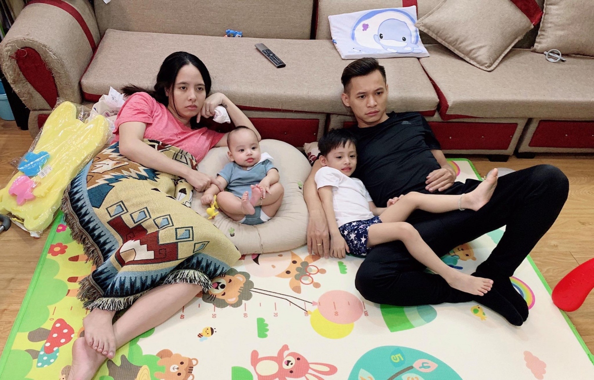Độ Mixi (tên thật Phùng Thanh Độ) và bà xã Trang Mixi (tên thật Nguyễn Thu Trang) - cặp đôi yêu nhau được 3 tháng liền chốt cưới. Kể về chuyện yêu nhanh cưới vội, Độ Mixi cũng từng chia sẻ: "Cũng hơi liều nhưng cưới nhau về thấy hợp nhau, thấy vui nên 2 vợ chồng ở đến tận bây giờ cũng thấy hợp lý". Bởi vậy mới nói dù nhanh hay chậm, dù sớm hay muộn thì trong hôn nhân, chẳng có gì quan trọng hơn việc phù hợp.