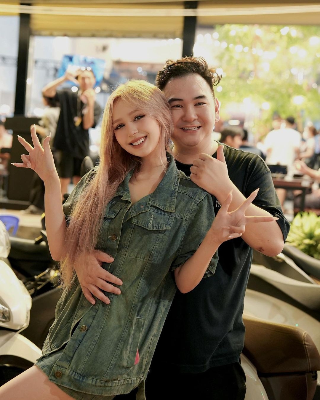Xoài Non từng nói cô và chồng mong có con nhưng cả hai không tạo áp lực. Họ ưu tiên bầu tự nhiên, nhưng nếu hết cách sẽ tìm đến y khoa để có con.'Tôi cứ 'chill' vì mình không phải quá già, cũng không quá trẻ. Nếu có con như mong muốn thì tốt, còn không thì mình vẫn có nhiều thời gia', cô nói ở buổi họp báo chương trình Sao nhập ngũ hồi tháng 12/2023.