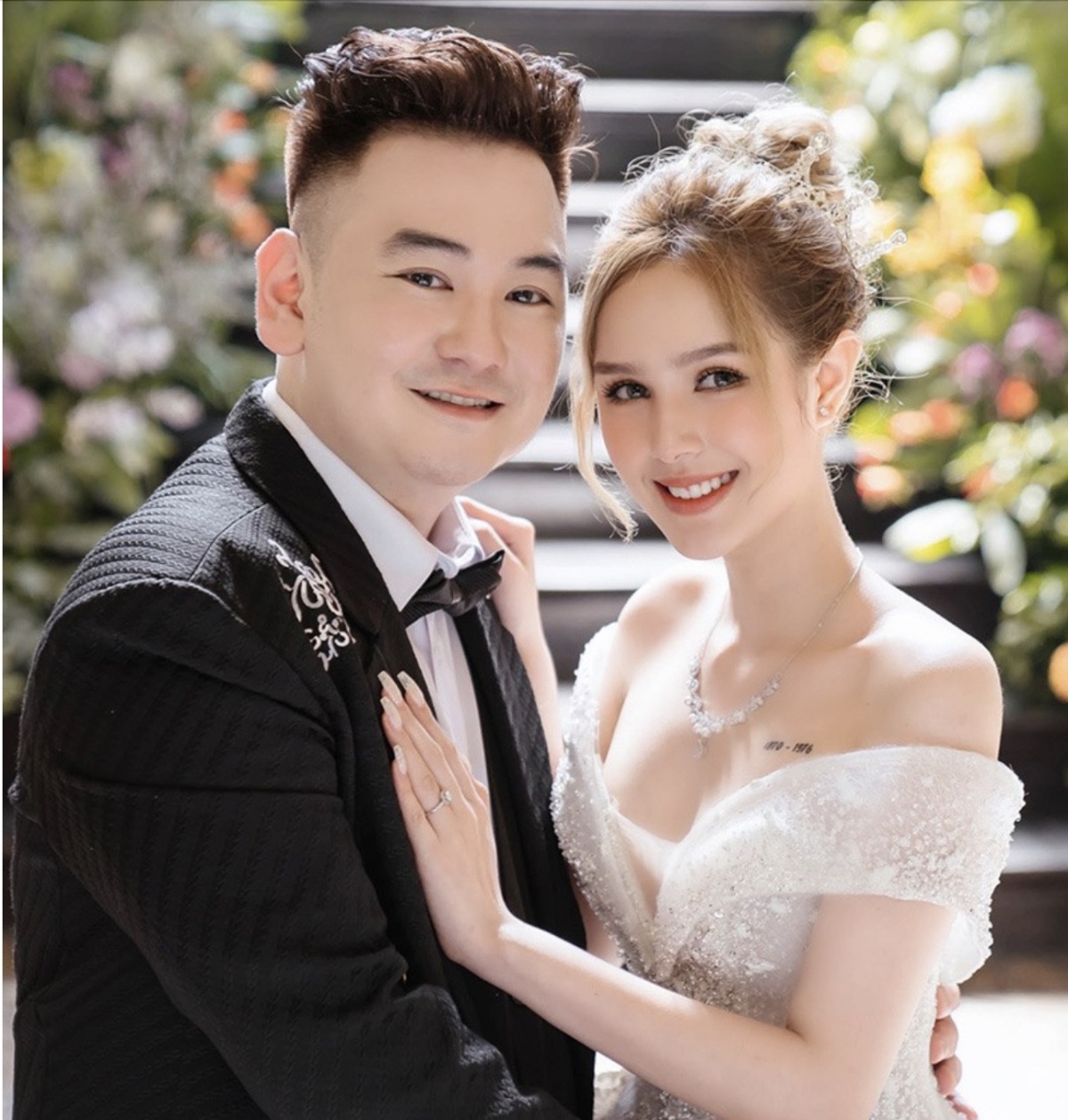 Gây chú ý nhất cộng đồng mạng mấy hôm nay là cuộc hôn nhân đổ vỡ của chàng "streamer giàu nhất Việt Nam" và cô nàng Xoài Non xinh đẹp. Xemesis sinh năm 1989, được khán giả gọi là 'streamer giàu nhất Việt Nam' vì sở hữu siêu xe cùng nhiều hàng hiệu. Xoài Non tên thật là Phạm Thùy Trang, sinh năm 2002 tại TP.HCM. Cặp sao kết hôn tháng 11/2020. Đám cưới của họ từng gây chú ý với chiếc váy cưới trị giá 28 tỷ đồng Xemesis tặng vợ. Xoài Non từng nói vì gặp đúng người, đúng thời điểm, cô sẵn sàng làm dâu ở tuổi 18.