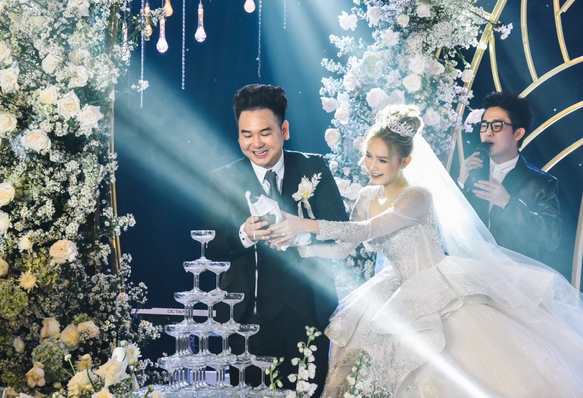 Xoài Non cho biết hôn nhân của vợ chồng cô có nhiều vấn đề lớn nhỏ khác nhau. Sau những lần cãi vã, họ ngồi lại trò chuyện để thấu hiểu nhau hơn. 'Cả hai không ai xuống nước nhưng đều nói ra vấn đề của nhau để tìm cách giải quyết. Chuyện nào nói chồng không hiểu, tôi sẽ mách mẹ anh. Mẹ chồng đồng cảm với tôi vì cùng là phụ nữ', cô từng nói.