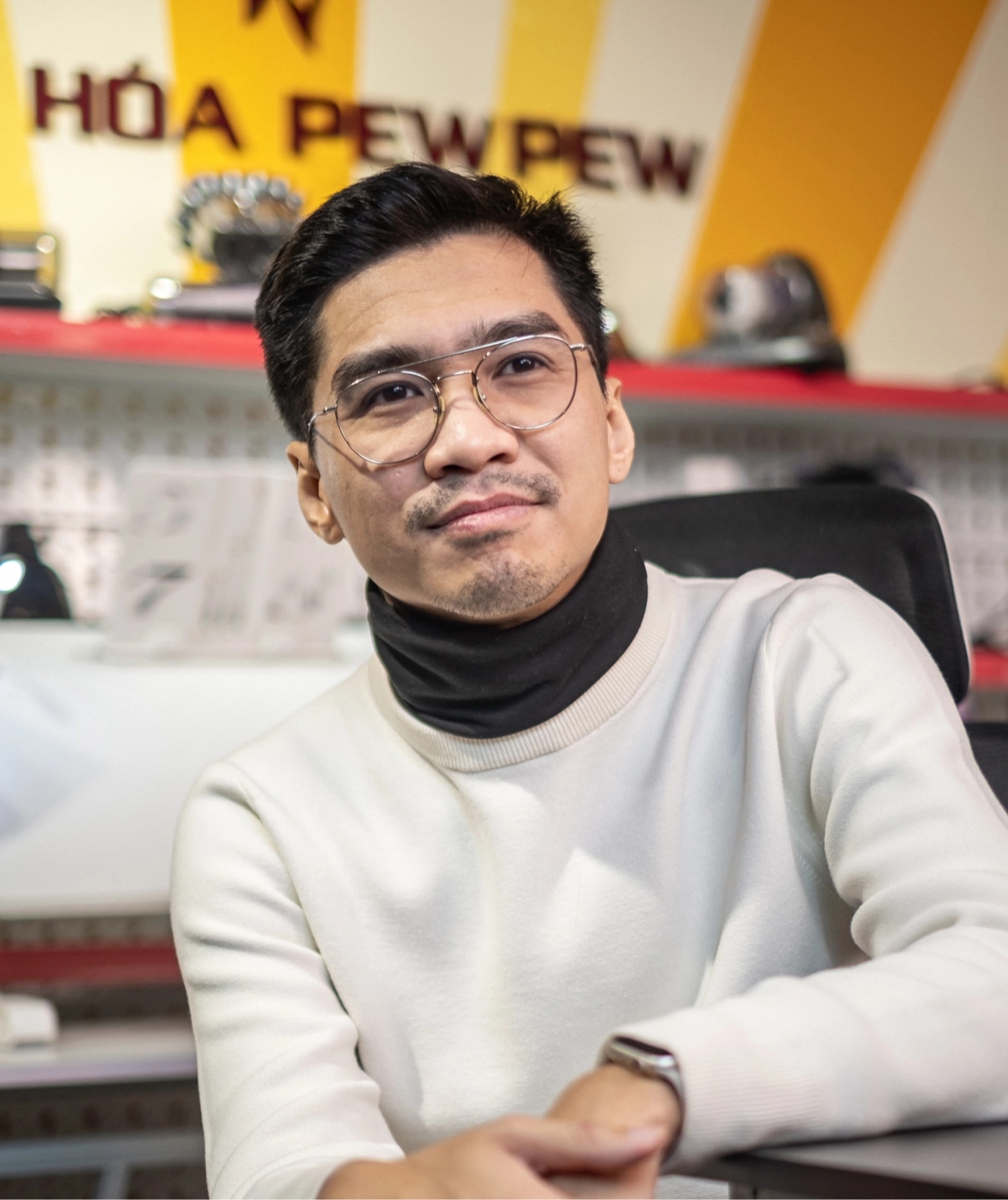 Nói về chuyện con cái, PewPew từng chia sẻ mình không nghĩ đến chuyện bản thân phải tiết kiệm tài sản cho con trong tương lai. “Mọi người vẫn nói mua nhà để ổn định nhưng bây giờ cuộc sống của mình vẫn ổn định. Còn nếu sau này có gì bất trắc cũng không sao, mình đi thuê nhà bé lại. Nếu tháng này không làm ăn được, mình xếp vali và di chuyển sang thuê nhà khác. Mình vẫn có khoản tiết kiệm để sau này ốm đau bệnh tật tự lo được cho bản thân. Còn quan điểm của mình là không tích trữ tài sản để sau này cho con cái, điều duy nhất mình muốn cho các con là môi trường giáo dục tốt”, Pewpew giãi bày.