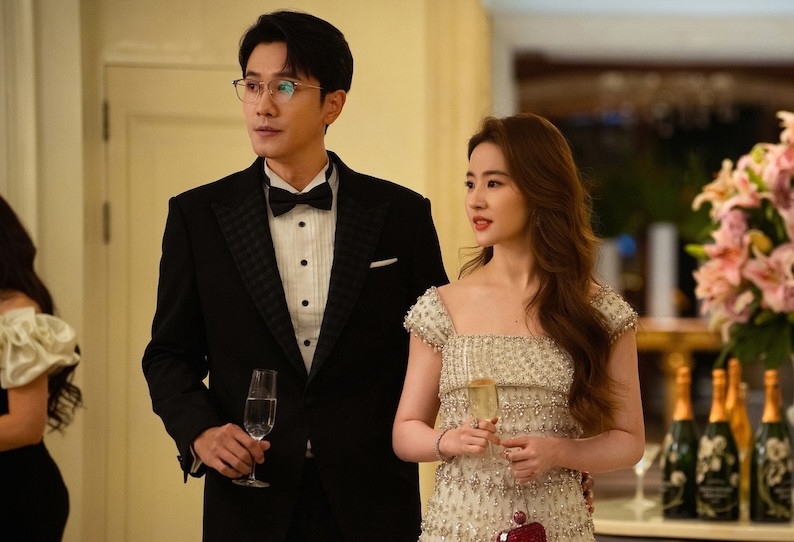 Trong phim “Câu chuyện hoa hồng“, nam diễn viên Bành Quán Anh vào vai Trương Quốc Đống - tình đầu của Hoàng Diệc Mai. Dù có tình yêu nồng nhiệt nhưng Trang Quốc Đống vì sự nghiệp đã quyết tâm tới Pháp định cư khiến Hoàng Diệc Mai buộc phải nói lời chia tay. 