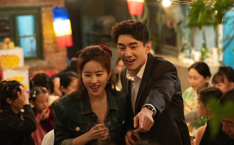 Hai vợ chồng sống trong một căn nhà thuê nhỏ, có một cô con gái xinh xắn. Phương Hiệp Văn cũng giống rất nhiều người bị choáng ngợp bởi vẻ đẹp của Hoàng Diệc Mai ngay từ lần đầu gặp mặt.