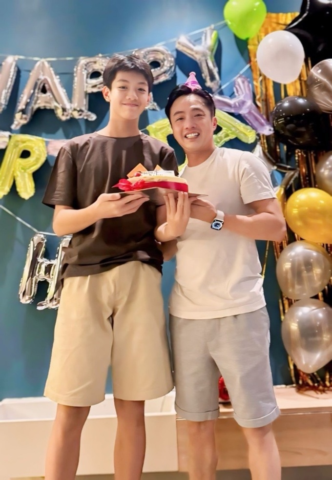 Trên trang cá nhân, Cường Đôla chia sẻ ảnh tặng bánh kem mừng Subeo bước sang tuổi 14. Nam doanh nhân gửi lời nhắn tới con trai: "Chúc mừng sinh nhật Henry (tên tiếng Anh của Subeo). Cả nhà yêu con".