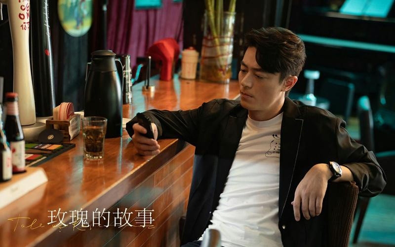 Bên cạnh đó, theo 163, dù xuất hiện không nhiều nhưng thù lao của Hoắc Kiến Hoa cao thứ hai trong đoàn phim chỉ kém nữ chính. Hoắc Kiến Hoa nhận được 20 triệu NDT (hơn 70 tỷ đồng) trong khi Lưu Diệc Phi nhận được 25 triệu NDT. Nguồn tin phân tích trước khi nghỉ dài hơi, Hoắc Kiến Hoa là ngôi sao hạng A trong giới giải trí Hoa ngữ. Đồng thời, sự trở lại đầu tiên của anh cũng tạo hiệu ứng mạnh mẽ, giúp phim được quan tâm từ khi chưa phát sóng.