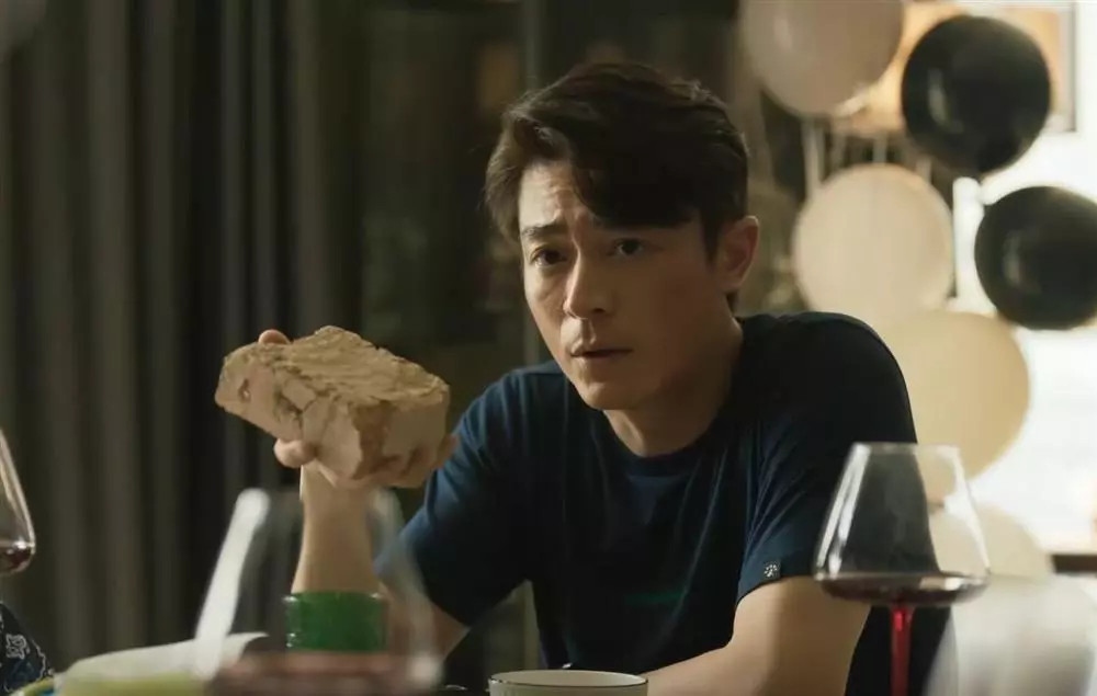 Sau khi phim "Hậu cung Như Ý truyện" (2018) lên sóng, nhân vật của Hoắc Kiến Hoa bị khán giả ghét, anh bị gọi là "Tra Long". Điều này, khiến anh buồn bã tới mức đóng trang cá nhân. Tới hiện tại, sau 6 năm, anh vẫn chưa mở lại trang cá nhân. Là người đa sầu, đa cảm, Hoắc Kiến Hoa cũng đã vô cùng xúc động khi lần đầu bế con gái trên tay.
Lâm Tâm Như cũng từng đùa rằng khi con gái đi học, Hoắc Kiến Hoa đã khóc rất lâu vì phải xa con. Đây là một phần tính cách của nam diễn viên, anh không giấu diếm những cảm xúc mà bản thân anh trải qua. Cũng chính vì điều này mà, Hoắc Kiến Hoa luôn được đạo diễn lưu tâm khi chọn vai diễn cho anh.