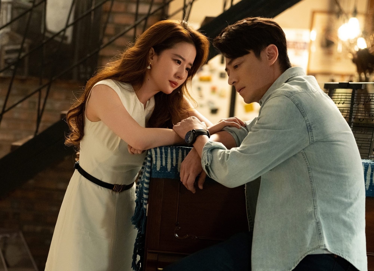 Phim truyền hình Câu Chuyện Hoa Hồng đánh dấu sự trở lại của Hoắc Kiến Hoa trên màn ảnh Trung Quốc đại lục sau 6 năm ở ẩn, kể từ Hậu Cung Như Ý Truyện (2018). Do đó, dù nhân vật Phổ Gia Minh chưa lên sóng đã nhận được sự quan tâm của đông đảo khán giả.