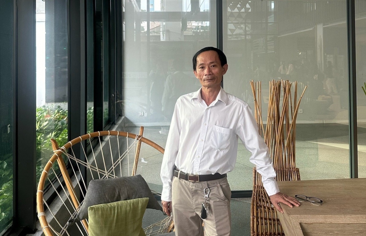 Anh Hồ Thanh Minh, một tài xế taxi may mắn trúng giải Ba trong tuần đầu tiên với giải thưởng là đồng hồ thông minh Apple watch series 9 GPS 41mm viền nhôm dây thể thao, màu trắng starlight trị giá 10 triệu đồng. (Ảnh: NVCC)