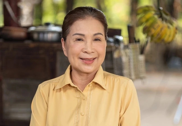 Tham gia bộ phim ngắn mang tên 'Hương vị tình yêu', NSND Kim Xuân có những trải lòng về cuộc sống gia đình và ý nghĩa bữa cơm để gắn kết các thành viên trong gia đình. Nữ nghệ sĩ gạo cội kể thời trẻ, do đặc thù công việc đi tập kịch, đi diễn, đi quay phim về rất khuya, chồng của bà lại đi làm giờ hành chính, hai vợ chồng phải chia nhau đưa con đi học, rước về nên rất bận bịu. “Đối với chúng tôi, bữa cơm gia đình rất quý báu. Tôi luôn nghĩ, chính những bữa cơm gia đình là lúc chúng tôi có thể hiểu nhau, chia sẻ với nhau tất tần tật mọi chuyện trên đời", nghệ sĩ Kim Xuân nói.