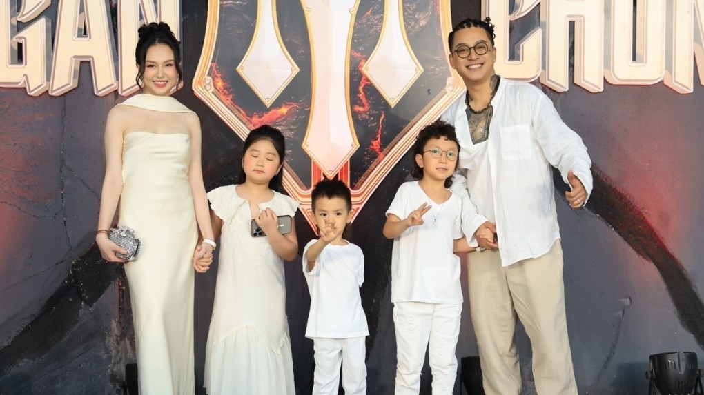 Hương Baby và ba con Son, Sâm, Su Hào (từ trái sang) từ Hà Nội vào TP HCM ủng hộ Tuấn Hưng trở thành thí sinh ở tuổi 45. Nam ca sĩ nói sau nhiều năm làm nghề, anh nhận ra thành quả lớn nhất có được là vợ con. Anh có thêm nhiều cảm hứng âm nhạc nhờ bạn đồng hành lý tưởng.