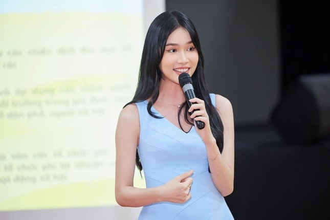 Á hậu Phương Anh cho biết cô phải trải qua quá trình ứng tuyển khá gắt gao. Cô sẽ đứng lớp chính thức từ đầu tháng 7. Người đẹp thấy vui và vinh hạnh khi được nhà trường nhận làm giảng viên sau một tháng ứng tuyển.
“Hiện tại, để cân bằng giữa công việc giảng dạy và tham gia các hoạt động giải trí, Phương Anh sẽ đứng lớp với lịch dạy theo giờ. Trong tương lai, Phương Anh mong muốn tiếp tục học lên trình độ tiến sĩ để có thể trở thành giảng viên toàn thời gian”, cô nói.