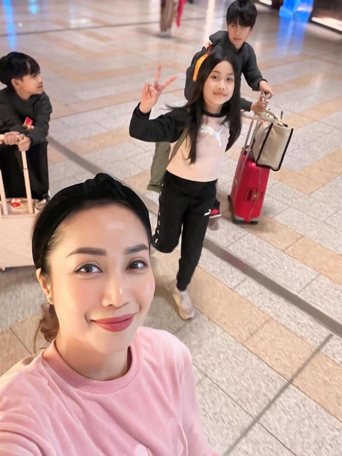 NSƯT Ốc Thanh Vân đăng tải trên trang cá nhân: "Về nhà thôi, sáng mai cafe Sài Gòn nhé!". Xa nhà đã lâu, các nhóc tỳ tỏ ra hào hứng khi được trở về quê hương. Nhân dịp nghỉ hè, Ốc Thanh Vân đưa các con về nhà vừa để thăm gia đình cũng là thời gian để các con nghỉ ngơi, thư giãn sau một năm học vất vả.