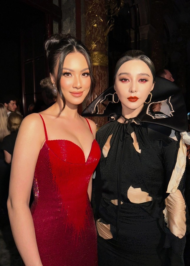 Tại Paris Haute Couture Fashion Week, Kim Duyên có cơ hội chụp ảnh Phạm Băng Băng. Khoảnh khắc Á hậu Siêu quốc gia đọ sắc cùng sao hạng A quốc tế được chia sẻ nhiều mạng xã hội. Thông qua loạt ảnh, khán giả nhận xét Kim Duyên gợi cảm khi đọ sắc Phạm Băng Băng, nghệ sĩ vốn được mệnh danh là "nữ thần thảm đỏ" của Trung Quốc.
Sau khi gặp gỡ Phạm Băng Băng, Á hậu Kim Duyên nói đây là lần đầu cô có cơ hội gặp gỡ thần tượng. Kim Duyên nói ngoài đời diễn viên Võ Tắc Thiên thân thiện, sang trọng và có vẻ đẹp hiện đại, không trộn lẫn.