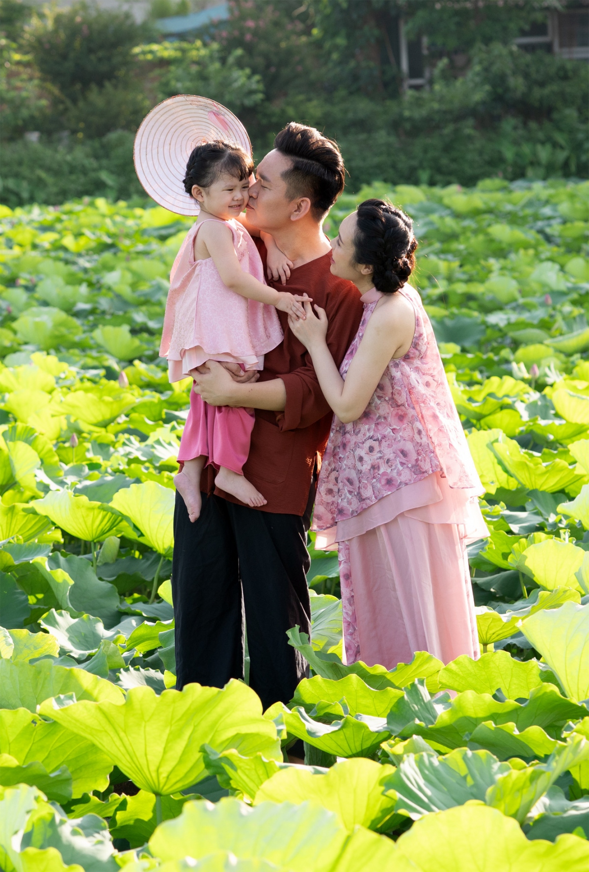 Chia sẻ về tin đồn bà xã mang bầu lần 2, MC Hạnh Phúc nói: "Hai vợ chồng không có kế hoạch dừng hay tiếp tục sinh con mà mọi thứ sẽ đến một cách tự nhiên. Như con gái đầu lòng - bé Trứng, hồi đó dịch Covid-19 bắt đầu xảy ra, tiệc cưới phải hủy vì không được tụ tập đông người, chúng tôi chỉ tổ chức giữa gia đình và dự định hết dịch phải đi chơi bù, thế mà “trời cho” một thiên thần nhỏ. Biết đâu một thời gian ngắn nữa, tôi lại có dịp khoe với khán giả về những điều mới mẻ tuyệt vời của gia đình".