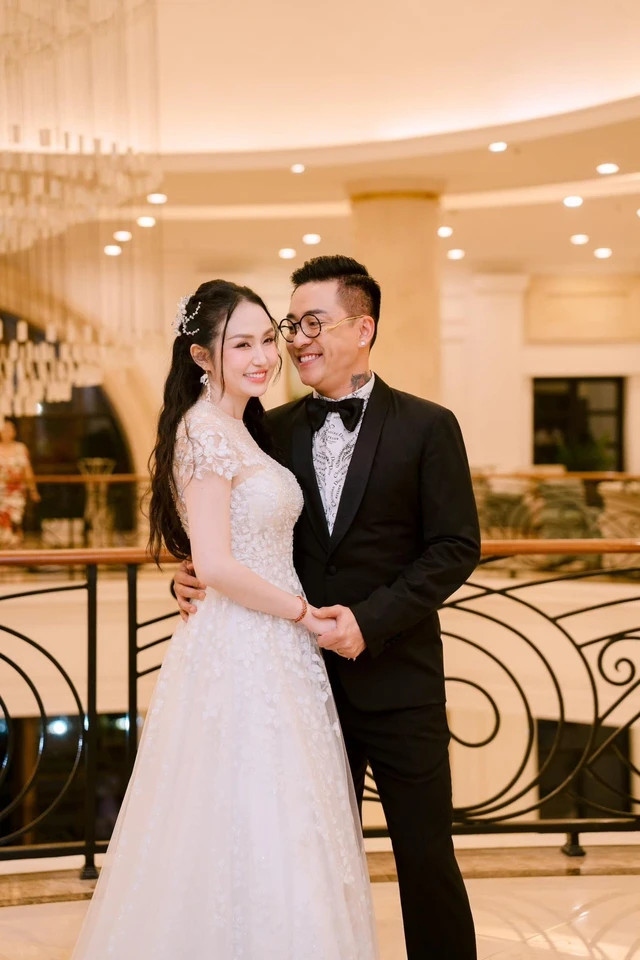 Trong quá khứ, Tuấn Hưng từng được nhận xét là người nóng nảy, thẳng tính nhưng hiện tại anh đã kìm lại hơn. Với nam ca sĩ sinh năm 1978, Hương Baby góp phần không nhỏ vào sự thay đổi này. Anh tâm sự: "Cứ mỗi lần cô ấy sinh cho tôi một em bé, tôi lại có một sự thay đổi theo hướng tích cực hơn. Tôi sẽ trở thành một người đàn ông có trách nhiệm hơn, biết sống, biết lắng nghe nhiều hơn và biết nhìn nhận mọi việc bao quát hơn. Đương nhiên là sự trưởng thành hay thay đổi của một người đàn ông cần phải có thời gian. Khi đủ thời gian, đủ trải nghiệm, tự khắc tất cả mọi thứ sẽ thay đổi và bắt buộc phải phù hợp với cuộc sống hiện tại".