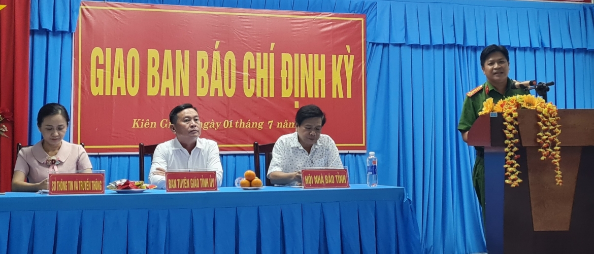 Đại diện Công an Kiên Giang cung cấp thông tin tại buổi họp báo