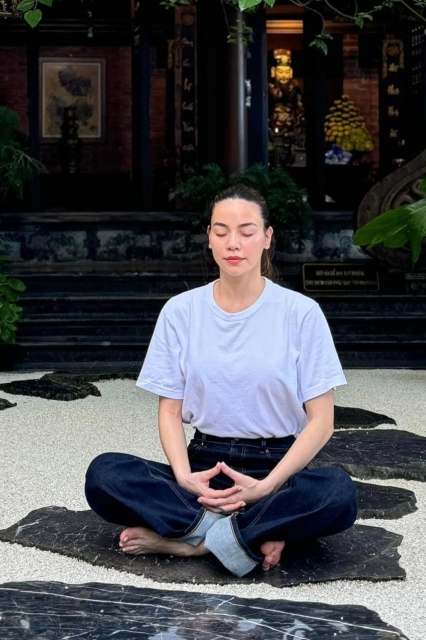 Hồ Ngọc Hà có dịp đến thăm một trong những ngôi chùa đẹp nhất ở phía Bắc, cùng bạn bè vãn cảnh và cầu nguyện.