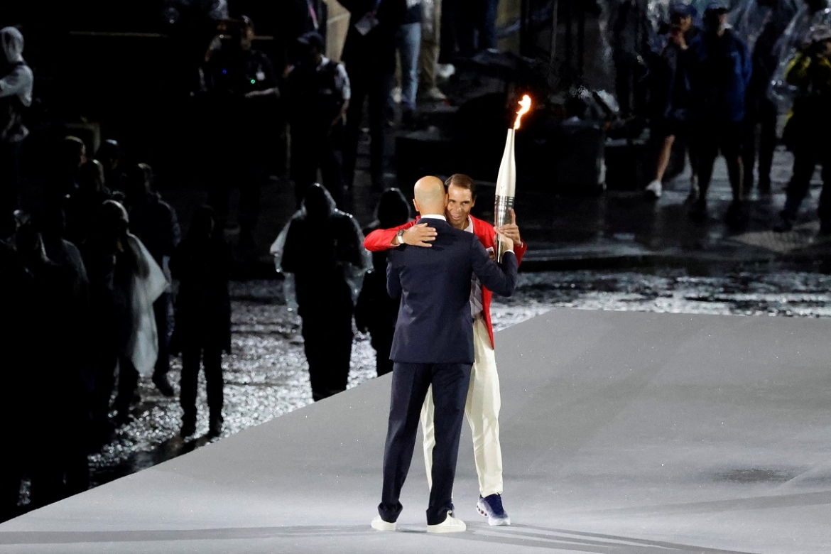 Huyền thoại bóng đá Pháp Zidane trao đuốc cho VĐV quần vợt Tây Ban Nha - Nadal. 