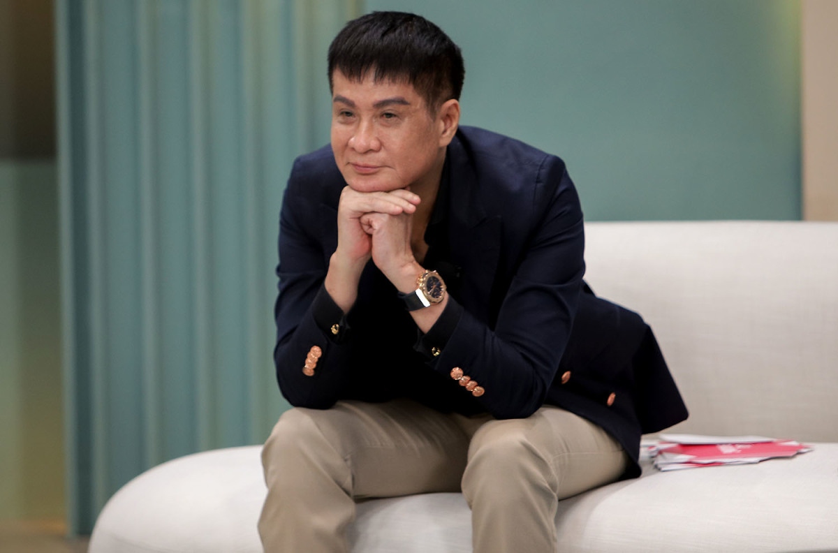 Chuyện showbiz 9/7: Lê Hoàng ngồi ghế bình luận show thực tế 'Đảo Thiên Đường'. Đây là lần đầu đạo diễn lộ diện trên truyền hình, sau khi 'tút' lại vẻ ngoài, mong trẻ trung, đẹp hơn ở tuổi 68.