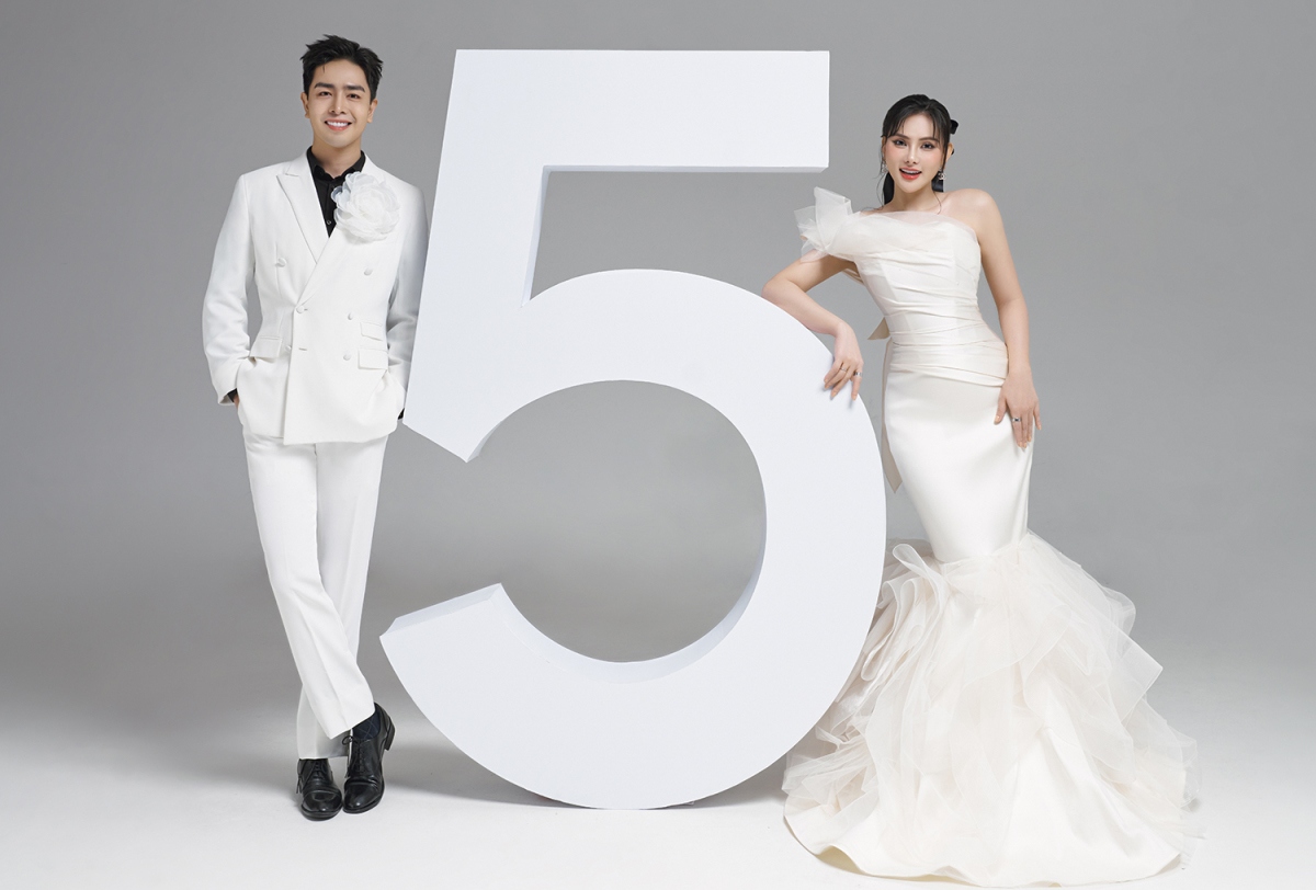 Mừng ngày cưới 17/7, Thu Thủy tung bộ ảnh bên ông xã Kin Nguyễn. 'Vợ chồng tôi vẫn hạnh phúc sau 5 năm về chung nhà. Ông xã lúc nào cũng yêu thương và ủng hộ tôi mọi điều trong cuộc sống', Thu Thủy tiết lộ về hôn nhân.