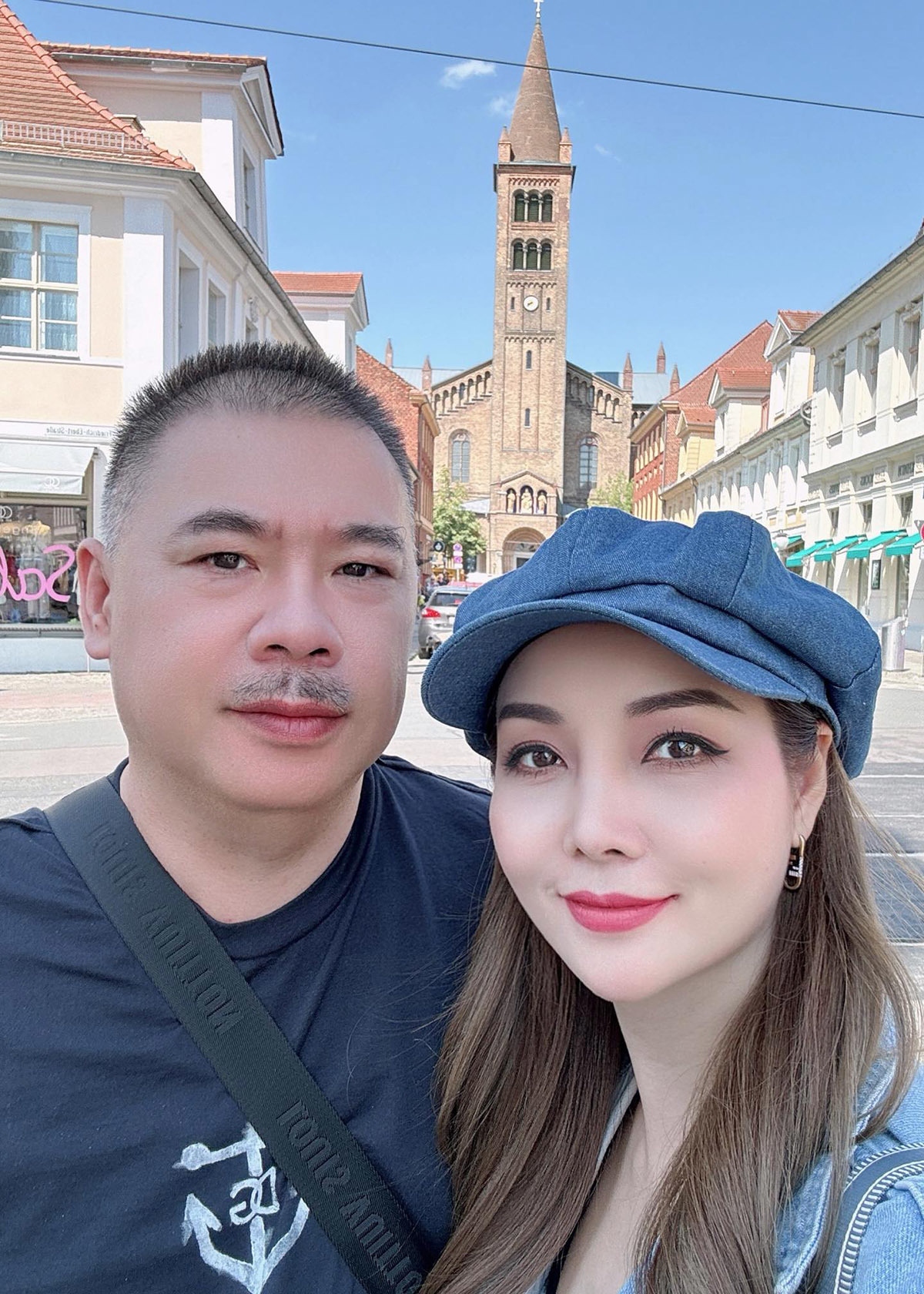 Diễn viên Mai Thu Huyền cùng ông xã đại gia vừa có chuyến du ngoạn châu Âu, thăm bối cảnh phim 'Nữ hoàng nước mắt' ở Đức.