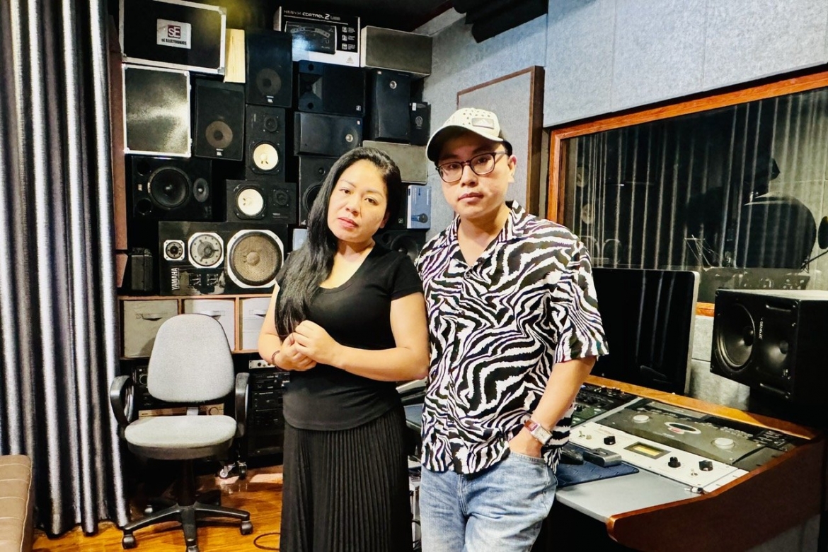 Ca sĩ Anh Thơ và tác giả Hà Tùng Long.