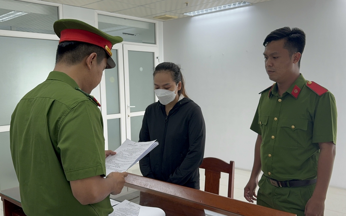 Cơ quan Cảnh sát điều tra Công an thành phố Đà Nẵng tống đạt quyết định đối với Trần Thị T.N.