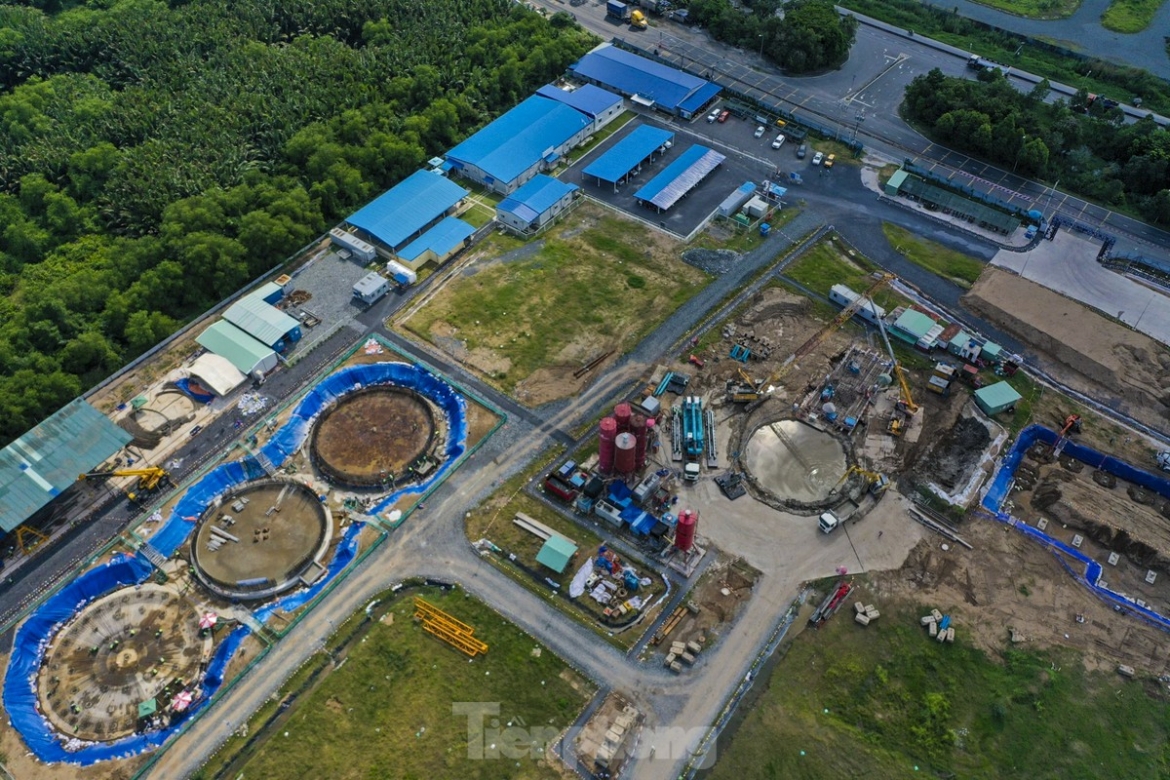 Nhà máy này là một trong các hạng mục thuộc dự án Vệ sinh môi trường TPHCM - giai đoạn 2. Trước đó có trị giá 307 triệu USD, sau quá trình đấu thầu cạnh tranh quốc tế đã giảm 72 triệu USD, giá trị xuống còn khoảng 235,1 triệu USD (tương đương gần 6.000 tỷ đồng)