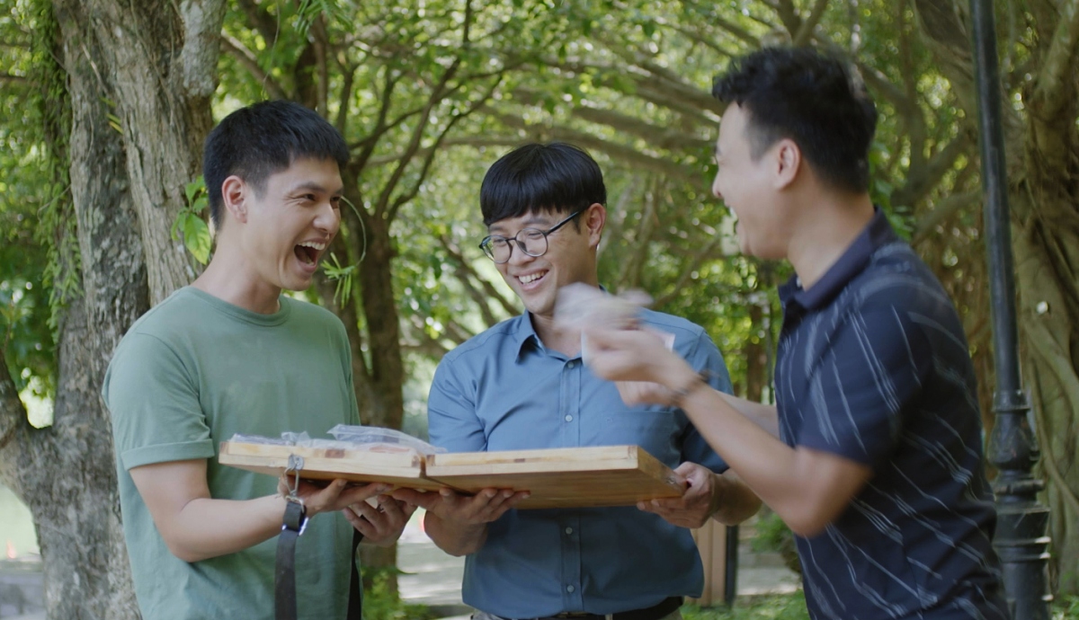 "Vui lên nào anh em ơi" xoay quanh hành trình khởi nghiệp đầy khó khăn nhưng cũng vô cùng hài hước, thú vị của ba chàng trai - Tiến, Thắng, Hưng - lần lượt do Anh Đức, Thái Sơn và Tô Dũng đảm nhận.
