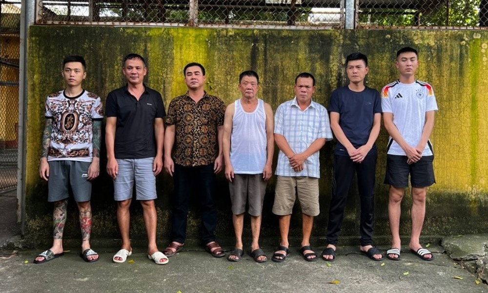 Các đối tượng (từ trái qua phải): Nguyễn Minh Hiếu, Hoàng Văn Đông, Chu Quí Nghĩa, Đào Văn Là, Chu Thúc Vị, Nguyễn Tuấn Anh và Đỗ Quang Tuấn