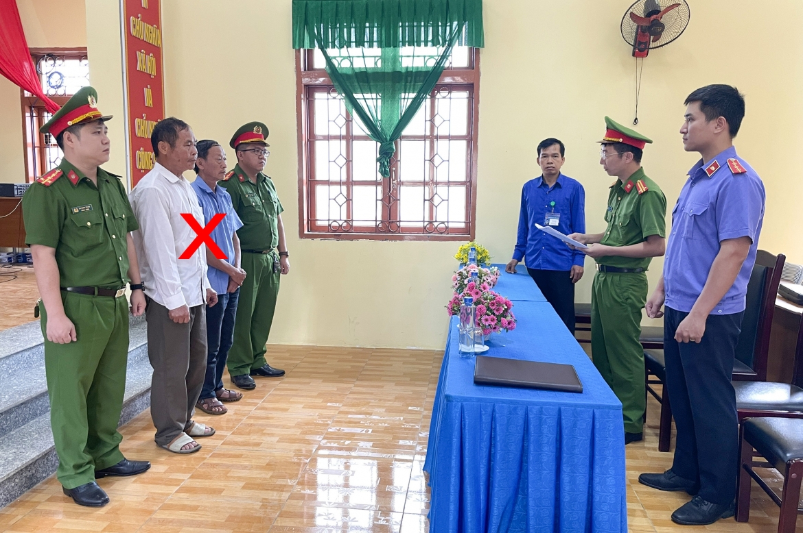 Cơ quan Cảnh sát điều tra Công an tỉnh Sơn La tổ chức thi hành các quyết định tố tụng đối với Nguyễn Đức Thức và Ngô Hữu Thuật (dấu X)