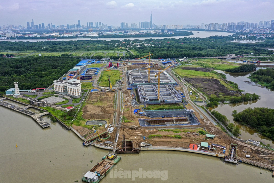 Nhà máy xử lý nước thải Nhiêu Lộc - Thị Nghè, tọa lạc tại phường Thạnh Mỹ Lợi, TP Thủ Đức, hiện là dự án lớn nhất cả nước và khu vực Đông Nam Á với công suất xử lý nước thải đạt 480.000m3/ngày đêm