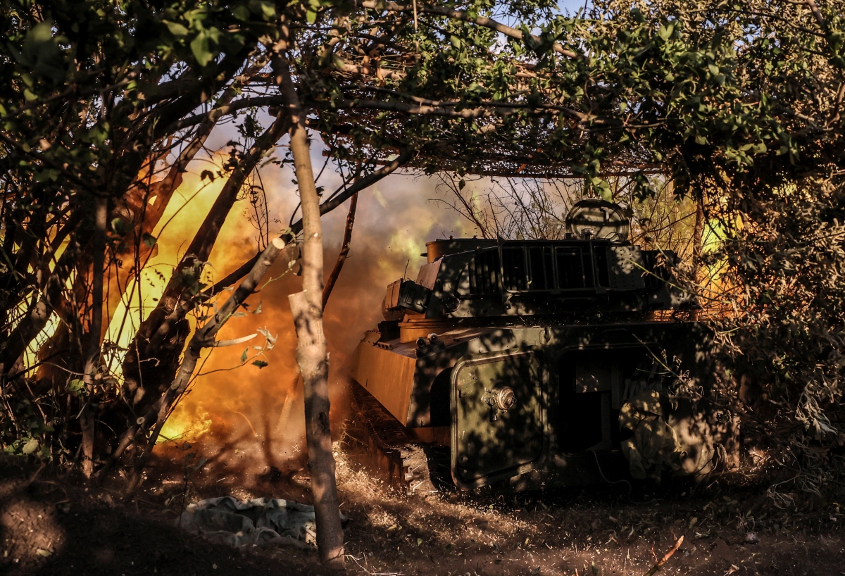 Binh lính Ukraine khai hỏa lựu pháo về phía quân đội Nga trên tiền tuyến gần thị trấn Chasov Yar. Ảnh: Reuters