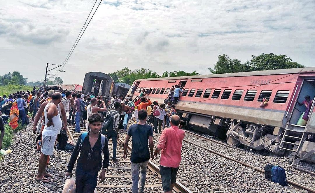 Hiện trường vụ tàu hỏa trật bánh tại quận Gonda, bang Uttar Pradesh, Ấn Độ ngày 18/7 (Nguồn: ANI)