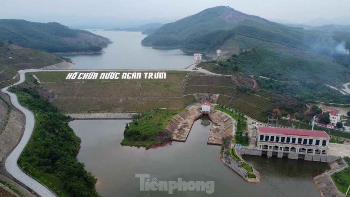 Dự án thủy lợi Ngàn Trươi - Cẩm Trang do Ban Quản lý Đầu tư và Xây dựng thủy lợi 4 (Bộ Nông nghiệp và Phát triển nông thôn) làm chủ đầu tư với tổng mức trên 7.857 tỷ đồng. Đây là công trình có đập đất cao nhất Việt Nam với chiều cao 61,8m, dung tích chứa 775 triệu m3 nước và đồng thời là đồng thời là một siêu công trình thủy lợi của miền Trung. (Ảnh: Tiền phong)