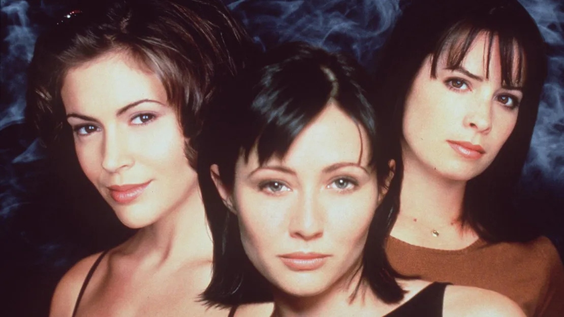 Dàn diễn viên của "Charmed" từ trái qua: Alyssa Milano, Shannen Doherty và Holly Marie Combs trong vai Piper Halliwell.