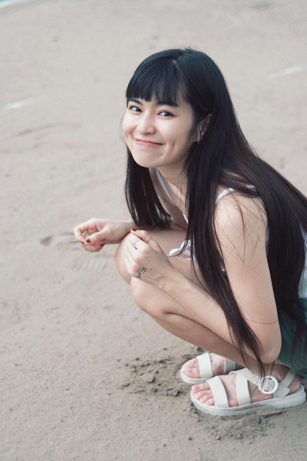 Khánh Vân mở lại trang cá nhân, đăng tải tâm thư viết tay nhận lỗi vì "hành động thiếu cẩn trọng". Trước đó, nữ diễn viên đổi hình đại diện cười đùa, tạo dáng gợi cảm trên bãi biển sang màu đen trắng. Cô xin lỗi khán giả sau khi vấp phải phản ứng của dư luận vì tấm ảnh không phù hợp trên mạng xã hội. (Nguồn: FBNV)