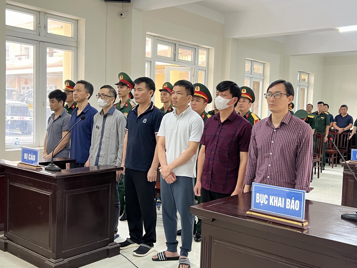 Phan Quốc Việt (ngoài cùng bên trái) cùng các bị cáo trong vụ án