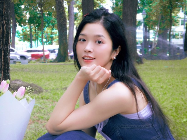 Sao Việt 28/7: Suni Hạ Linh xin lỗi vì thiếu sự nhạy cảm khiến khán giả bức xúc. Ồn ào của cô xuất phát từ bài đăng trên mạng xã hội Weibo (Trung Quốc) hôm 21/7. Giọng ca "Em đã biết" khoe lịch trình hoạt động âm nhạc trong thời gian tới trên mạng xã hội Weibo. Nhiều khán giả Trung Quốc và Việt Nam nhắc nhở ca sĩ hành xử thiếu tinh tế khi đăng tải bài viết vào thời điểm không thích hợp.