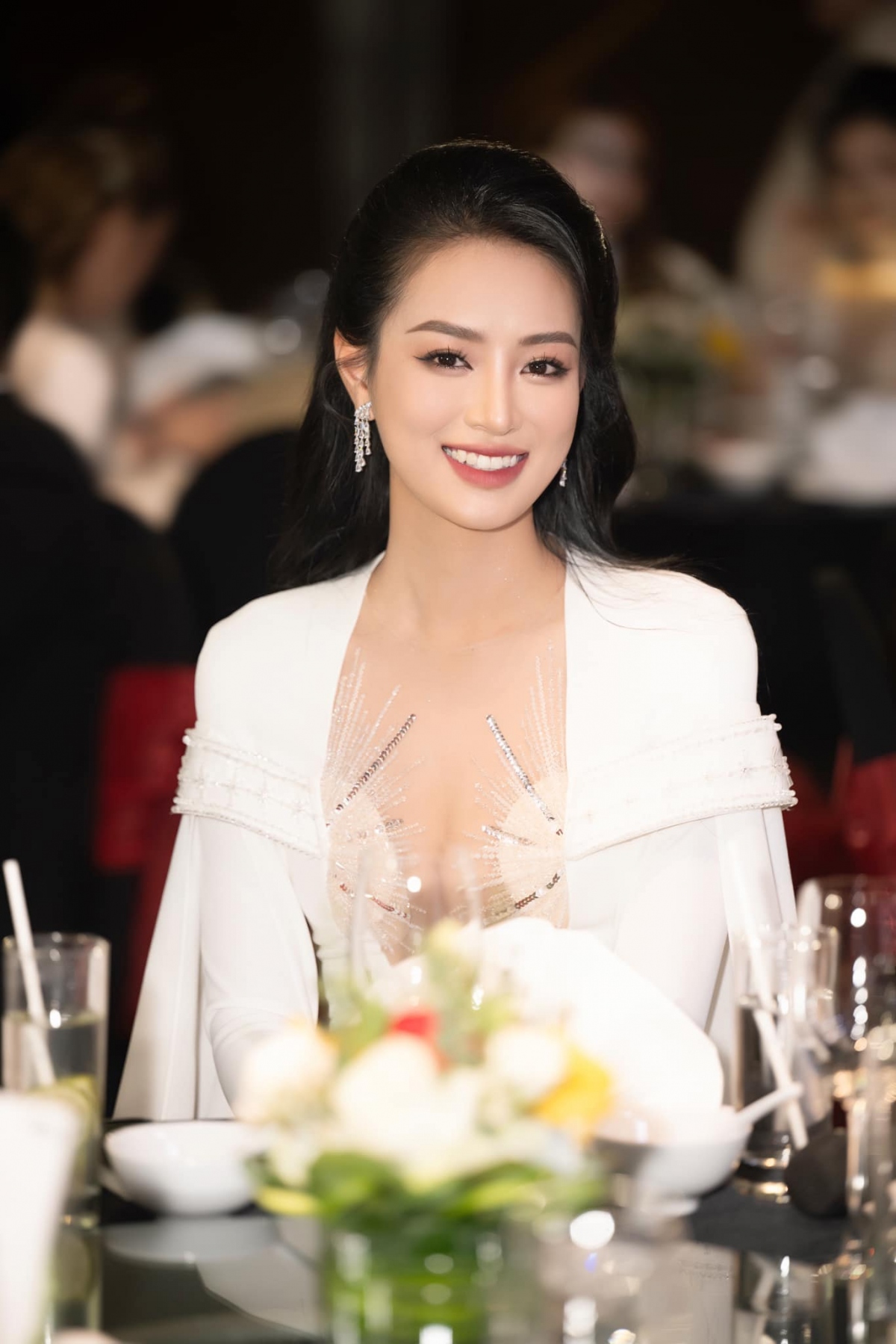 Sở hữu nhan sắc trong veo, mỹ nhân Bùi Khánh Linh thường lựa chọn tông trang điểm nhẹ nhàng để tôn lên đường nét trên gương mặt. Cô trung thành với màu tóc đen để giữ nét nữ tính, dịu dàng cũng như phù hợp với công việc của một á hậu.