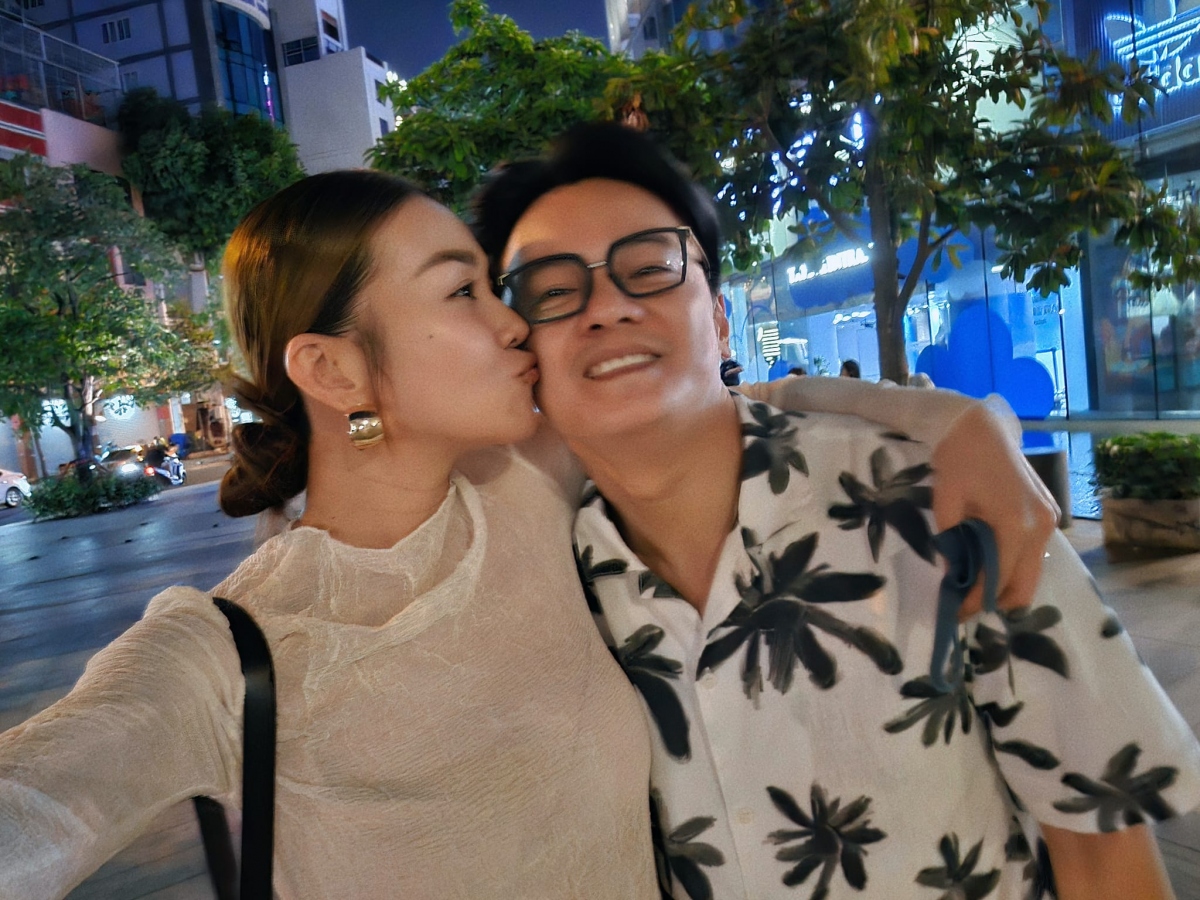 Thanh Hằng sinh năm 1983, được biết đến khi giành vương miện Hoa hậu Phụ nữ Việt Nam qua ảnh năm 2002. Cô là siêu mẫu hàng đầu làng giải trí Việt, giữ vị trí quan trọng trong nhiều show diễn. Sắp tới, Thanh Hằng sẽ là giám khảo cuộc thi Miss Universe Vietnam 2024. Chồng của siêu mẫu là nhạc trưởng Trần Nhật Minh, sinh năm 1981, hơn cô 2 tuổi, hiện đang công tác tại Nhà hát Giao hưởng Nhạc Vũ kịch TP.HCM.
