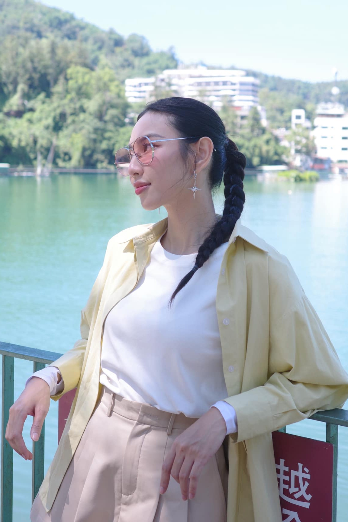 Hoa hậu Thùy Tiên thả dáng trong chuyến du lịch. Cô là trong những nàng hậu sở hữu phong cách thời trang tuy đơn giản nhưng dễ dàng gây ấn tượng với khán giả. (Nguồn: FBNV)