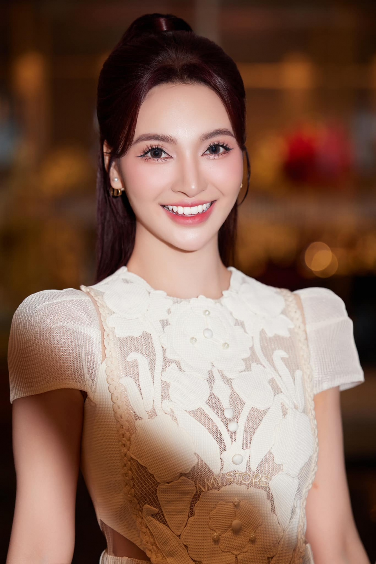 Trên màn ảnh nhỏ, Bích Thủy nhận được nhiều lời khen ngợi từ khán giả với ngoại hình xinh đẹp, hiện đại và sang trọng. Nhiều người cho rằng cô có vẻ đẹp riêng, rất cuốn hút, song một số khán giả lại bình luận cô có nét đẹp lai Tây. 