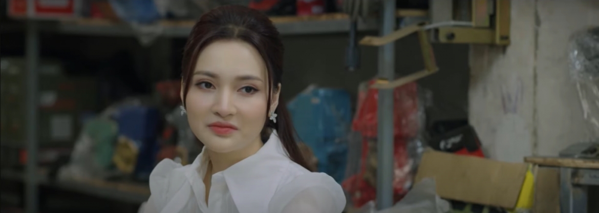Yên thấy không vui khi khách hàng nữ đến cửa hàng của Hùng để làm quen