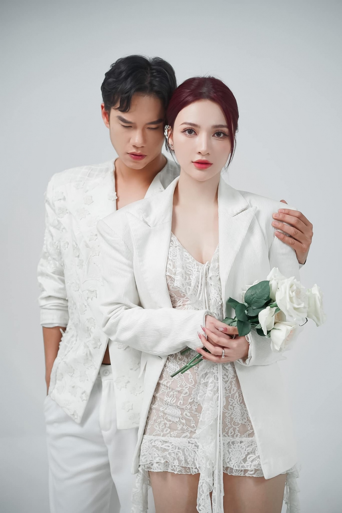 Bích Thủy sinh năm 1999, tốt nghiệp Đại học Sân khấu Điện ảnh Hà Nội. Hiện tại, cô đang hoạt động tại sân khấu kịch và làm người mẫu ảnh. Trong lĩnh vực phim truyền hình, Bích Thủy là một gương mặt mới toanh khi trước đó cô chỉ tham gia những vai diễn nhỏ, nổi bật là vai người yêu của Long (Mạnh Trường) trong "Hương vị tình thân". "Những nẻo đường gần xa" là dự án phim truyền hình dài hơi mà Bích Thủy góp mặt.