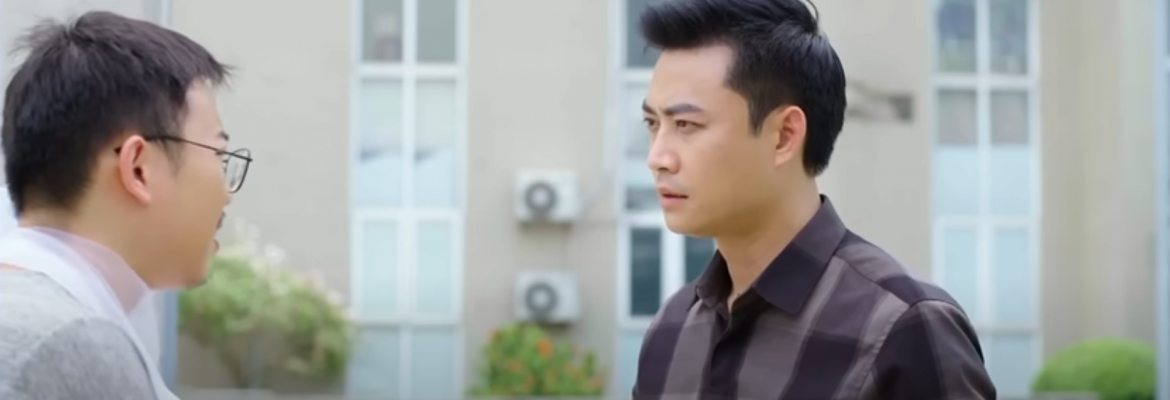 Quý đưa con đi tiêm lại gặp Nghiêm đang ngồi uống nước với người yêu cũ