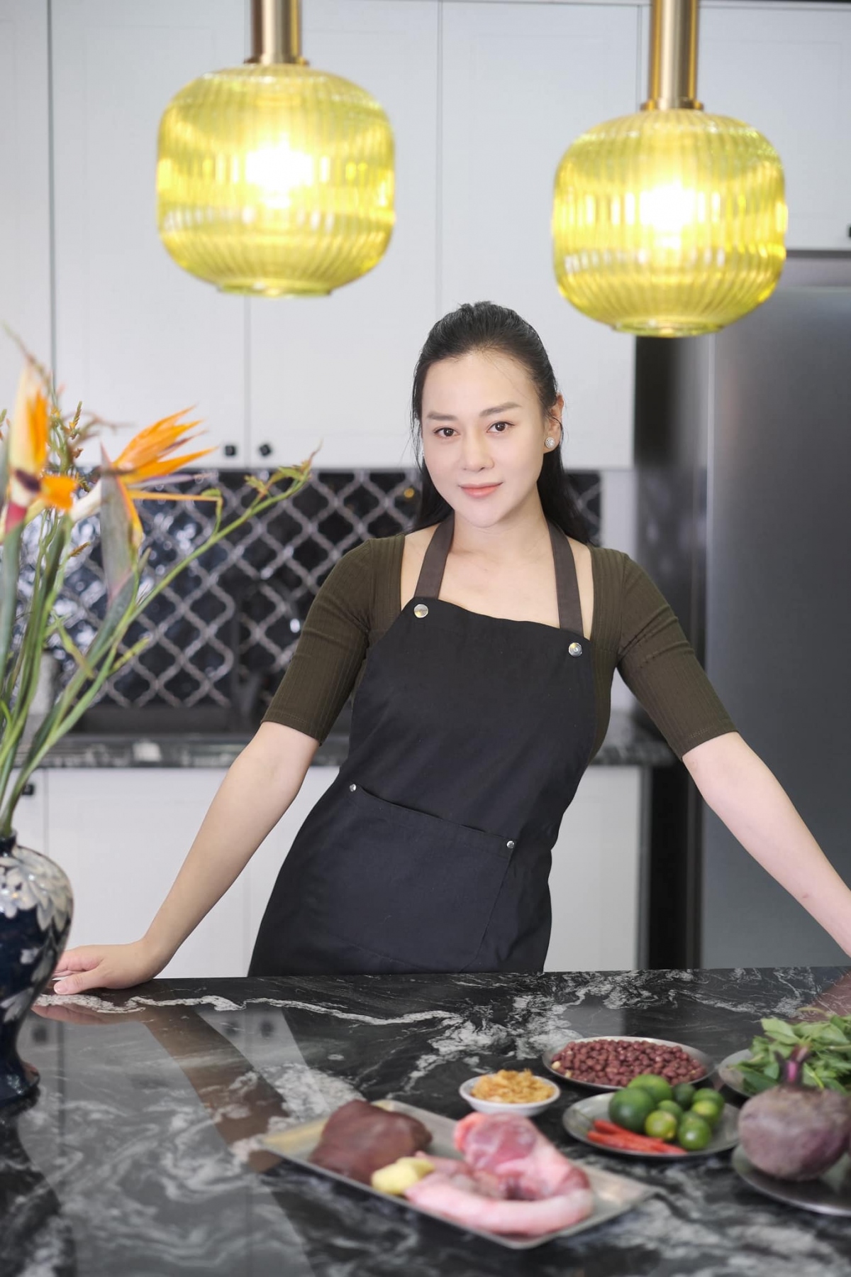 Phương Oanh cũng thừa nhận bản thân nhạy cảm hơn sau khi sinh con. "Phụ nữ sau sinh phải công nhận là nhạy cảm với mọi thứ trên đời gấp 10 lần ý các mom nhỉ? Có những cảm xúc, những trăn trở, tâm tư chỉ đến khi vào lúc đó mới thấm, mới hiểu. Cố lên chúng mình ơi, rồi sẽ ổn hết thôi", cô cho biết.