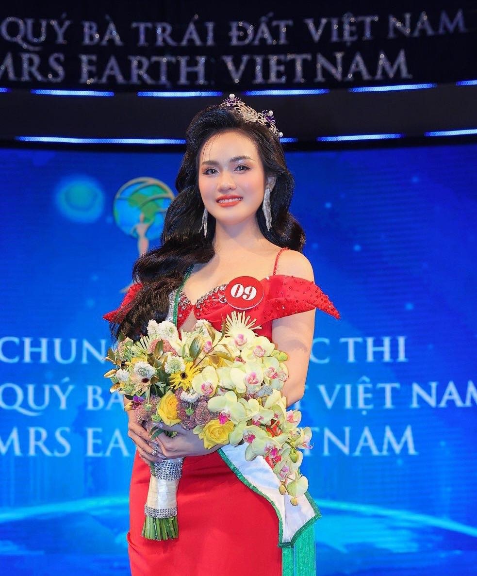 Vũ Thị Hoa đăng quang Mrs Earth Vietnam 2024