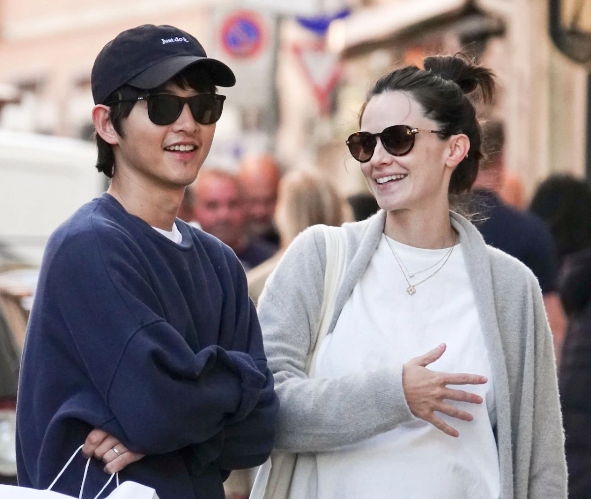 Song Joong Ki và vợ Katy Louise Saunders. Ảnh: Mega