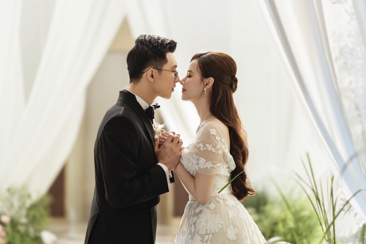 Midu gửi lời cảm ơn tới người thân, bạn bè, đồng nghiệp đã giúp cô có một đám cưới trong mơ. “Cảm ơn tất cả những người thân thương đã hỗ trợ và đồng hành cùng tụi mình để có một hôn lễ như ý nguyện”, vợ thiếu gia Minh Đạt chia sẻ. (Nguồn: FBNV)